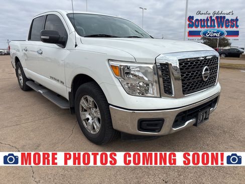 Used 2018 Nissan Titan SV image 1