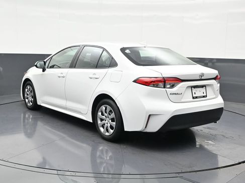 Used 2025 Toyota Corolla LE image 3