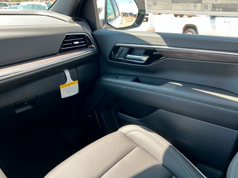 New 2025 Chevrolet Suburban Premier image 11