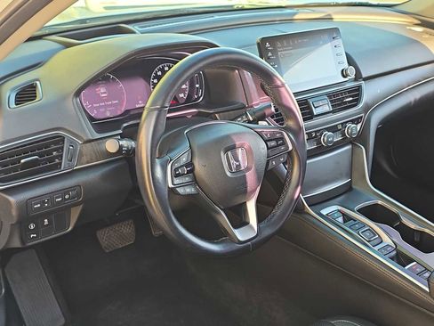 Used 2018 Honda Accord Touring image 2