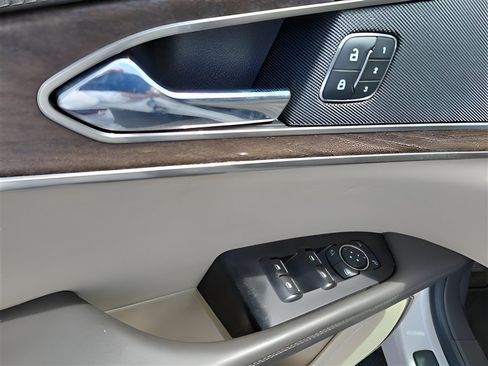 Used 2019 Lincoln Nautilus Select AWD/4WD image 17