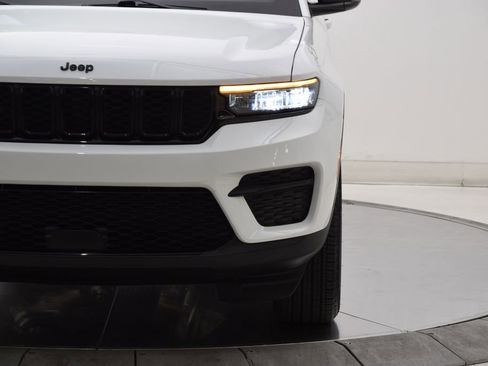 Used 2024 Jeep Grand Cherokee Altitude RWD image 9