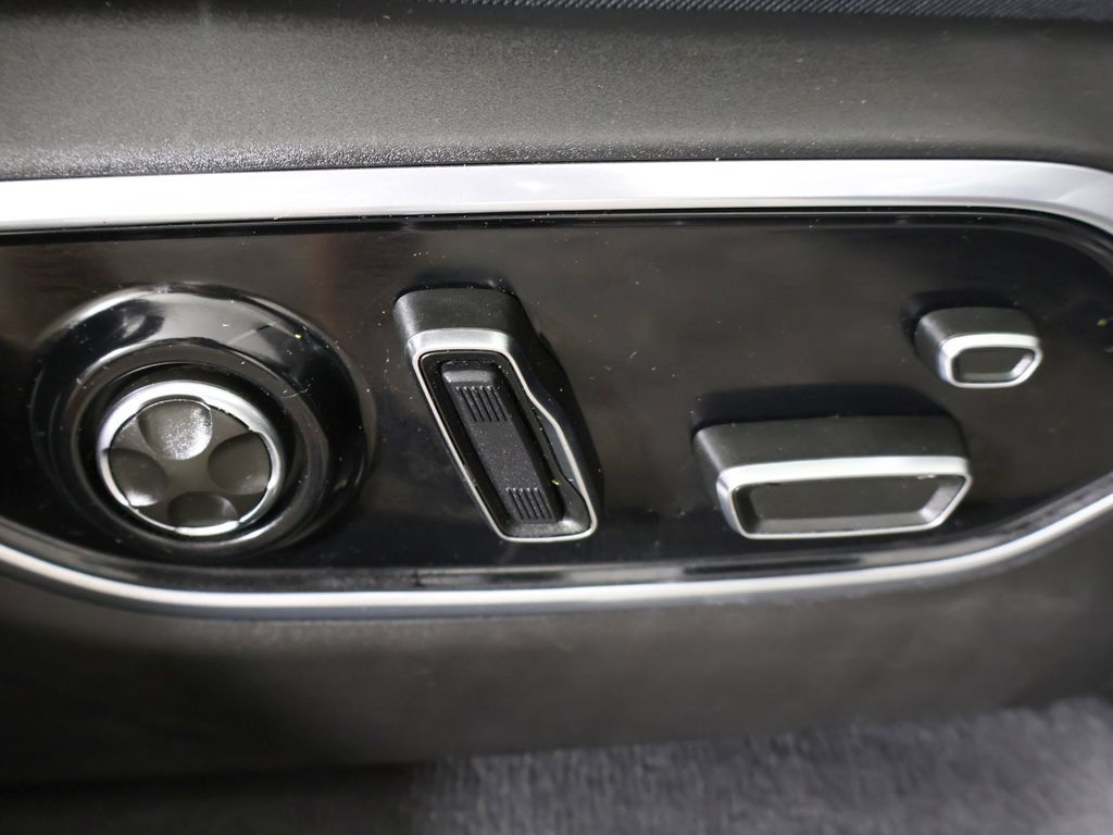 Used 2022 Jeep Grand Cherokee Overland w/ Luxury Tech Group IV AWD/4WD image 39