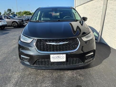 Used 2023 Chrysler Pacifica Touring-L FWD image 11