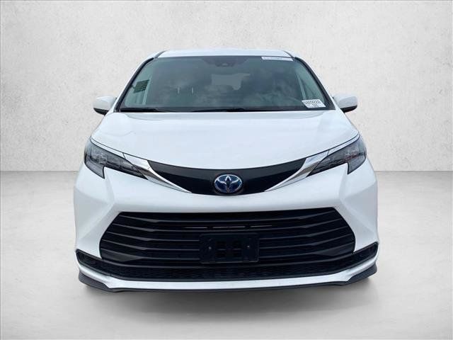 Used 2025 Toyota Sienna LE FWD image 2
