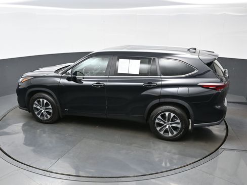 Used 2024 Toyota Highlander XLE AWD/4WD image 38