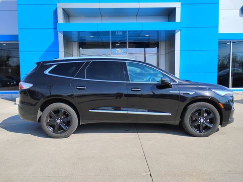 Used 2023 Buick Enclave Essence w/ Experience Buick Package image 9