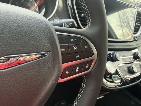 New 2025 Chrysler Pacifica Select image 64