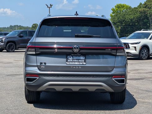 Used 2025 Volkswagen Taos SE w/ Panoramic Sunroof Package FWD image 8