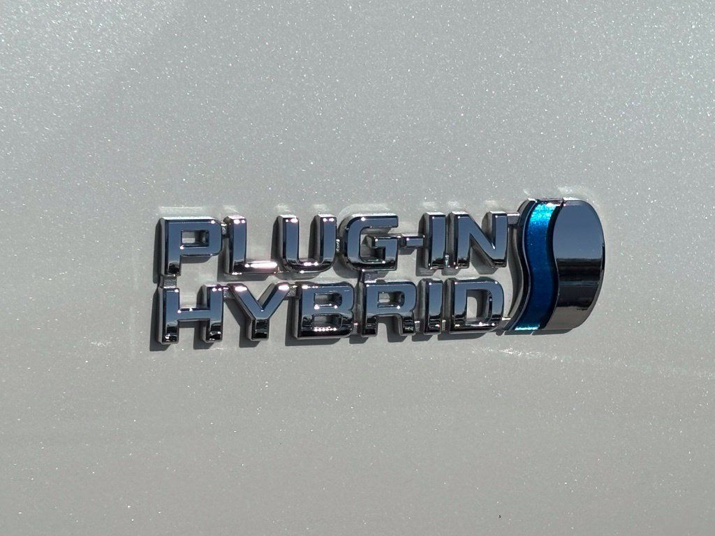 Used 2018 Toyota Prius Prime Premium w/ Preferred Accessory Package FWD image 5