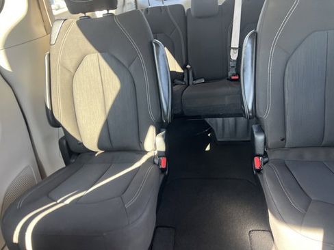 Used 2022 Chrysler Voyager LX image 17