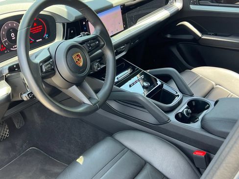 Certified 2024 Porsche Cayenne Coupe AWD/4WD image 4