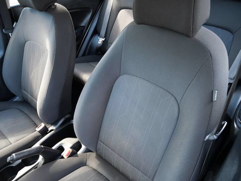 Used 2020 Hyundai Venue SE FWD image 11