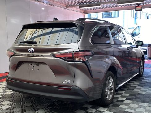 Used 2022 Toyota Sienna XLE AWD/4WD image 6