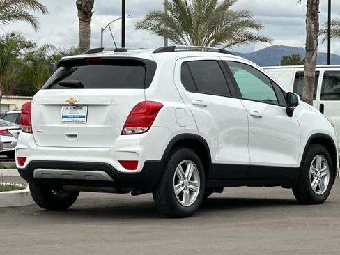 Used 2022 Chevrolet Trax LT w/ LT Convenience Package image 4