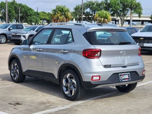 Used 2025 Hyundai Venue SEL FWD image 5