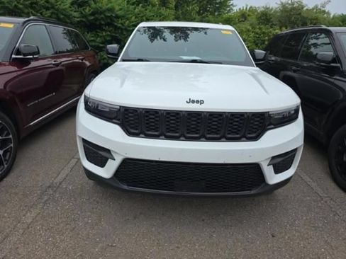 Certified 2023 Jeep Grand Cherokee Altitude AWD/4WD image 2