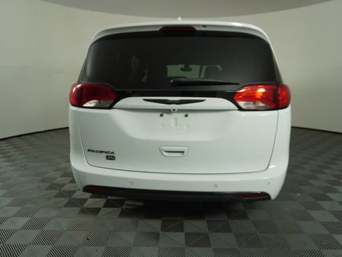 Used 2020 Chrysler Pacifica Touring-L FWD image 6