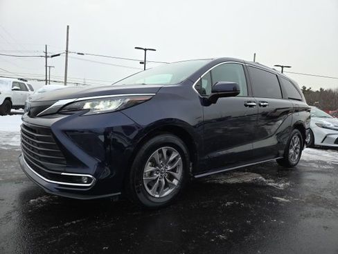 Used 2022 Toyota Sienna XLE image 3