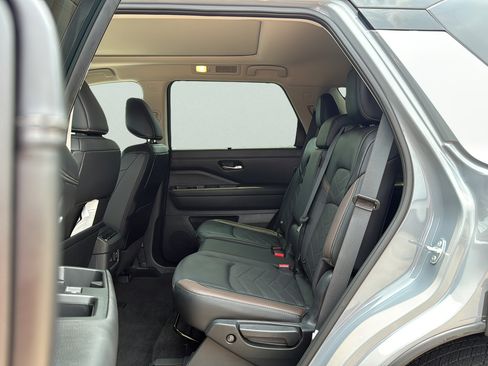 Used 2025 Nissan Pathfinder Platinum w/ Cargo Package AWD/4WD image 14