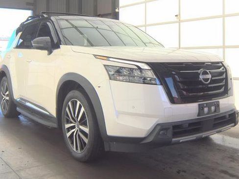 Used 2023 Nissan Pathfinder Platinum image 2