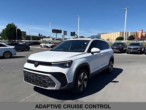 Used 2025 Volkswagen Taos SE w/ Panoramic Sunroof Package AWD/4WD image 7