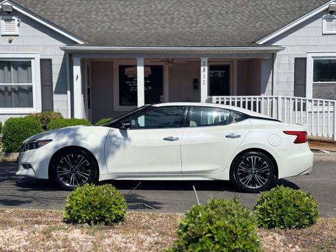 Used 2017 Nissan Maxima Platinum w/ Medallion Package FWD image 3