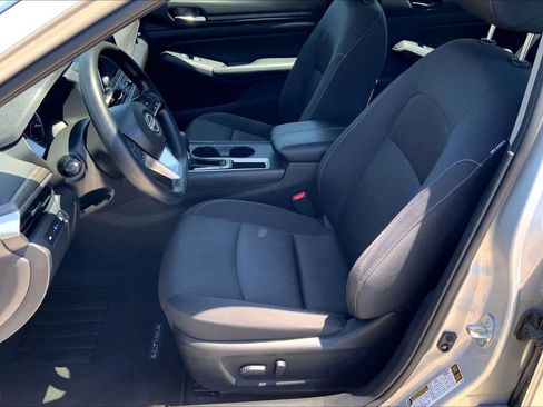 Used 2025 Nissan Altima 2.5 SV FWD image 8