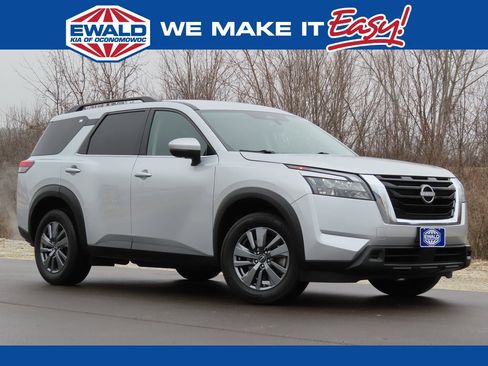Used 2025 Nissan Pathfinder SV image 1
