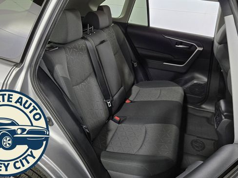 Used 2020 Toyota RAV4 XLE image 33