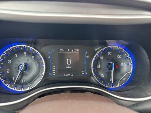 Used 2017 Chrysler Pacifica Touring-L FWD image 16