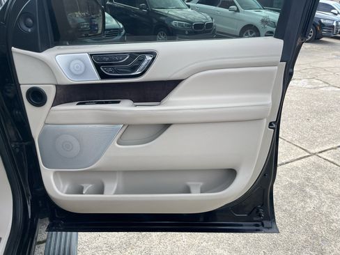 Used 2021 Lincoln Navigator Reserve image 17
