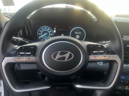 Used 2024 Hyundai Elantra Limited image 18