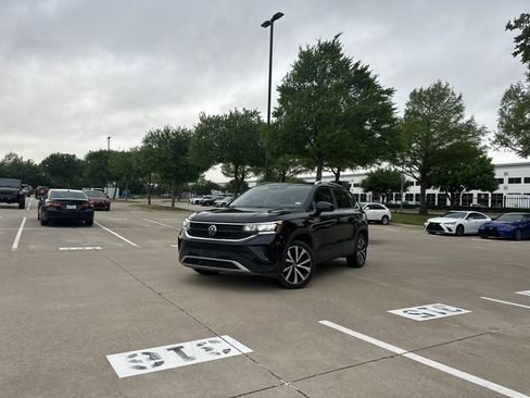 Used 2023 Volkswagen Taos SE image 1