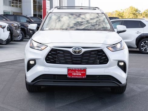 Certified 2025 Toyota Highlander XLE FWD image 2