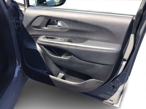 Used 2025 Chrysler Pacifica Select FWD image 21