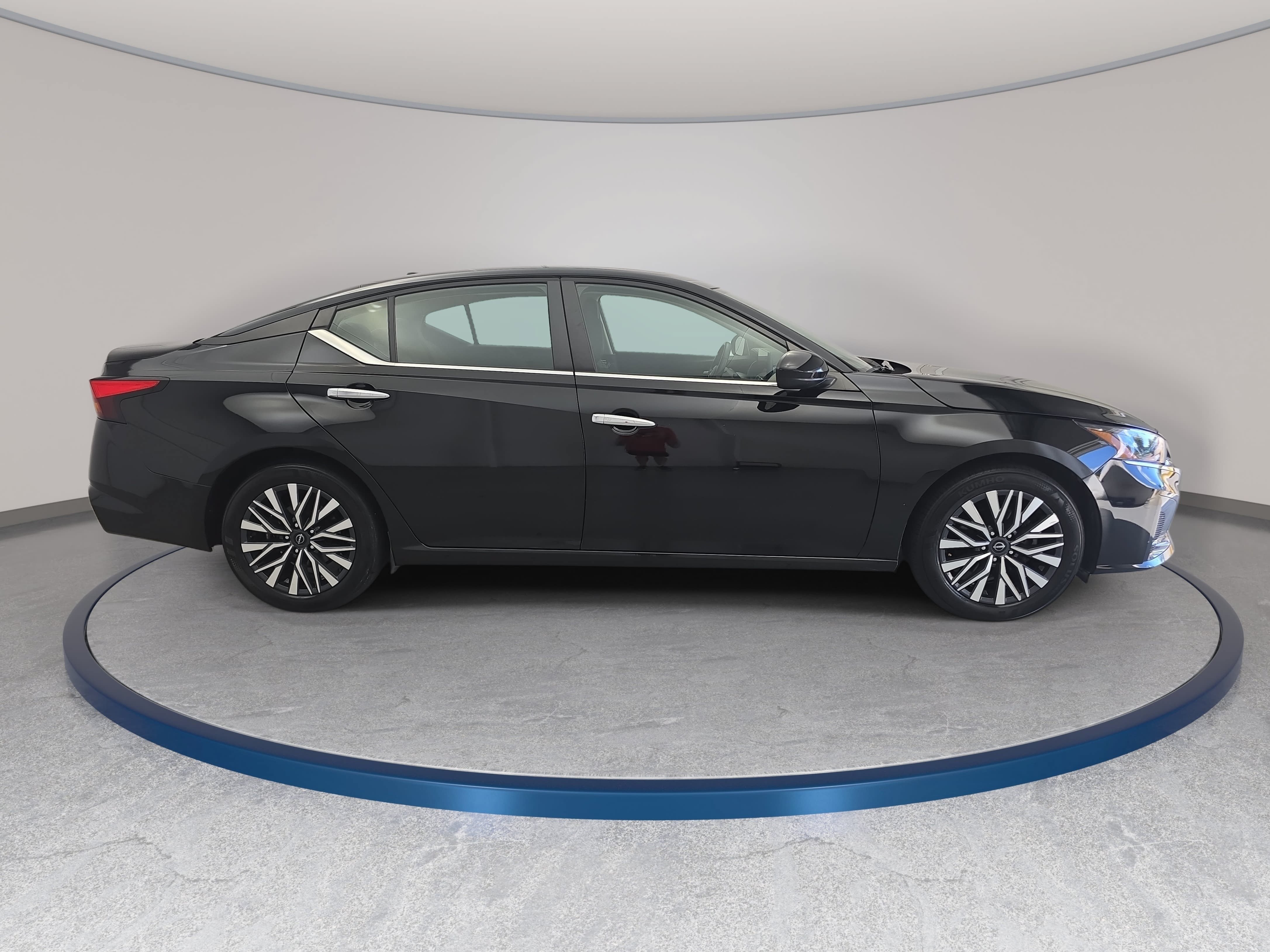 Used 2024 Nissan Altima 2.5 SV w/ SV Premium Package FWD image 4