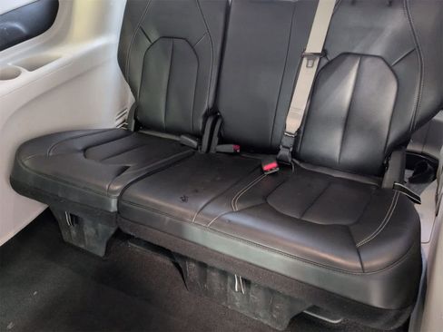 Certified 2024 Chrysler Pacifica Touring-L image 36