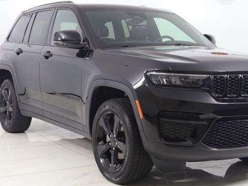 Used 2024 Jeep Grand Cherokee Altitude AWD/4WD image 38