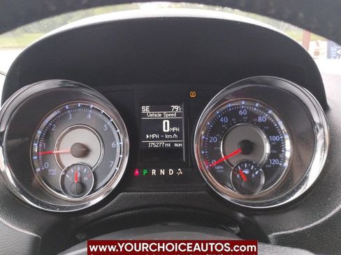 Used 2015 Chrysler Town & Country Touring image 28