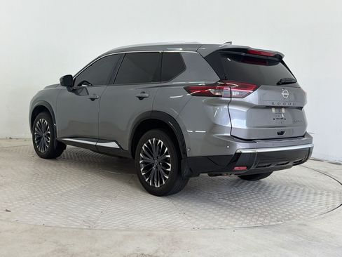 Used 2024 Nissan Rogue Platinum w/ Platinum Premium Package FWD image 3