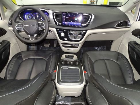 Used 2024 Chrysler Pacifica Touring-L image 23