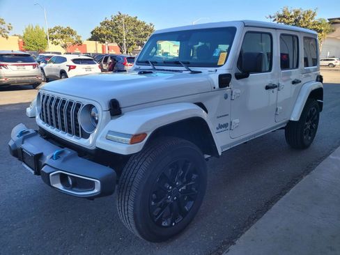 Used 2024 Jeep Wrangler Unlimited Sahara AWD/4WD image 5