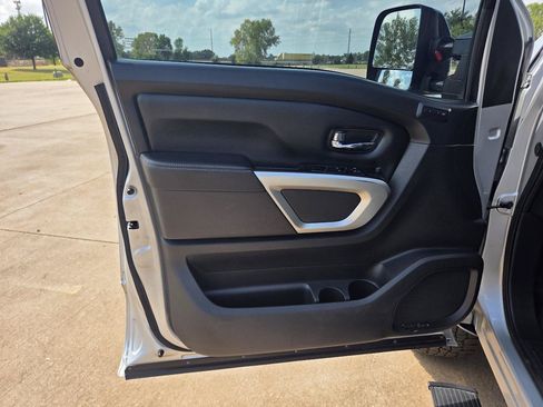 Used 2016 Nissan Titan SL RWD image 12
