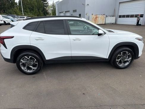 Used 2025 Chevrolet Trax LT FWD image 2