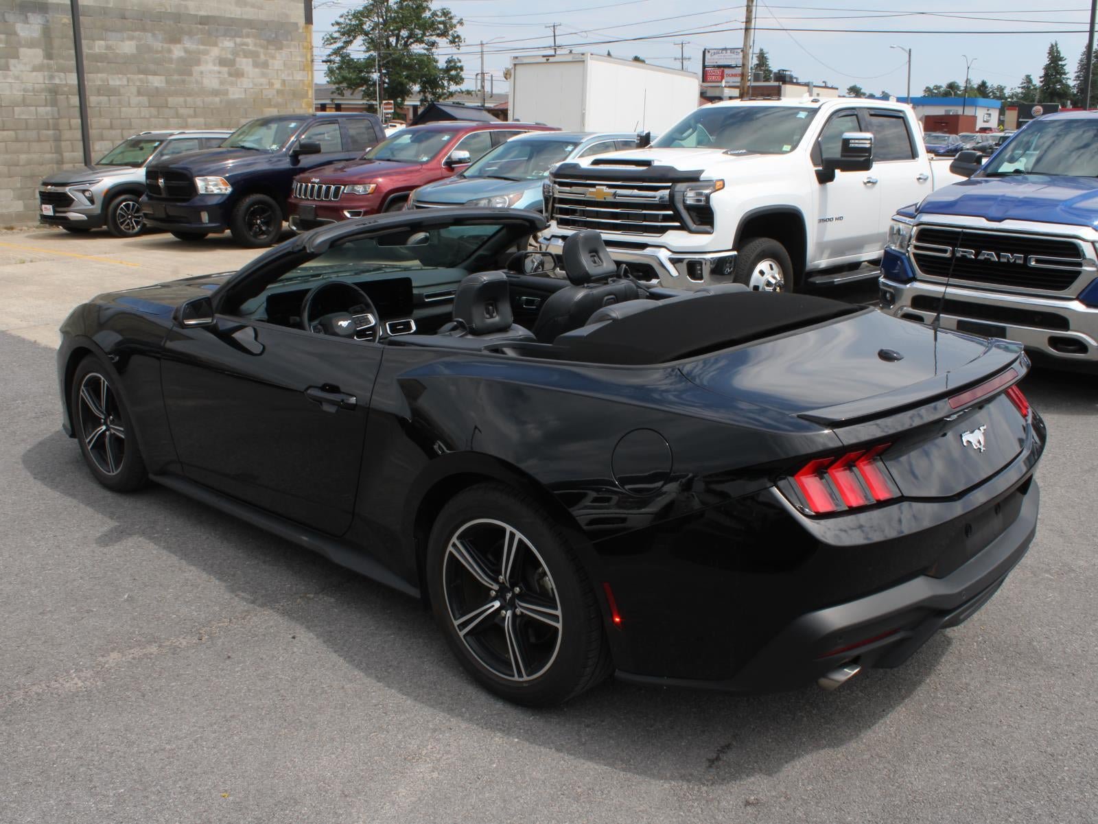 Used 2025 Ford Mustang Convertible RWD image 9