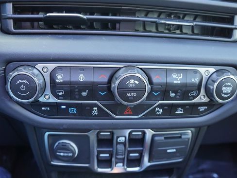 Certified 2025 Jeep Wrangler Unlimited Sahara w/ Safety Group image 27