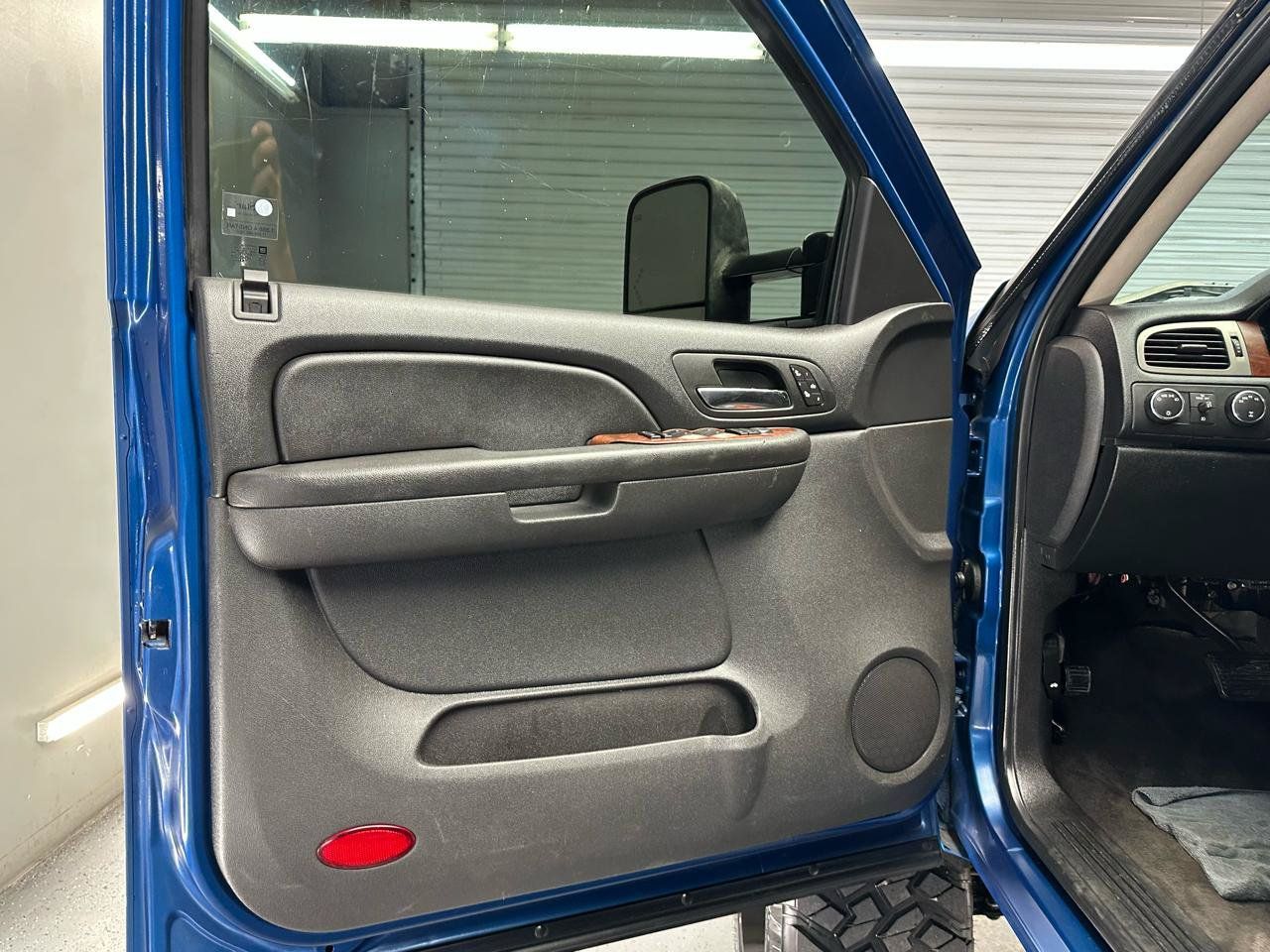 Used 2007 Chevrolet Silverado 1500 LTZ w/ Safety Package AWD/4WD image 17