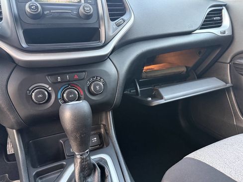 Used 2014 Jeep Cherokee Sport image 11