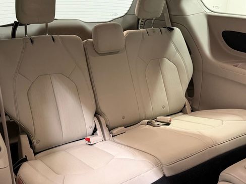 Used 2017 Chrysler Pacifica Touring image 18